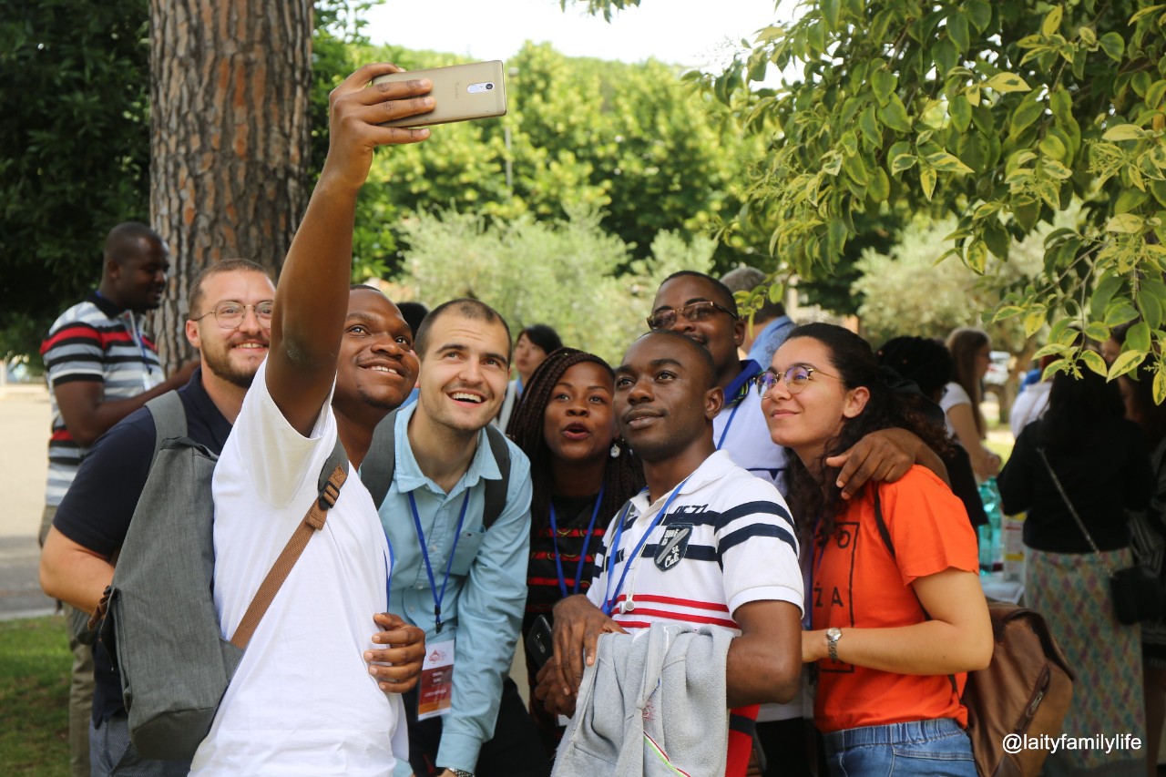 Jeunes participants au XIe forum international des jeunes à Rome