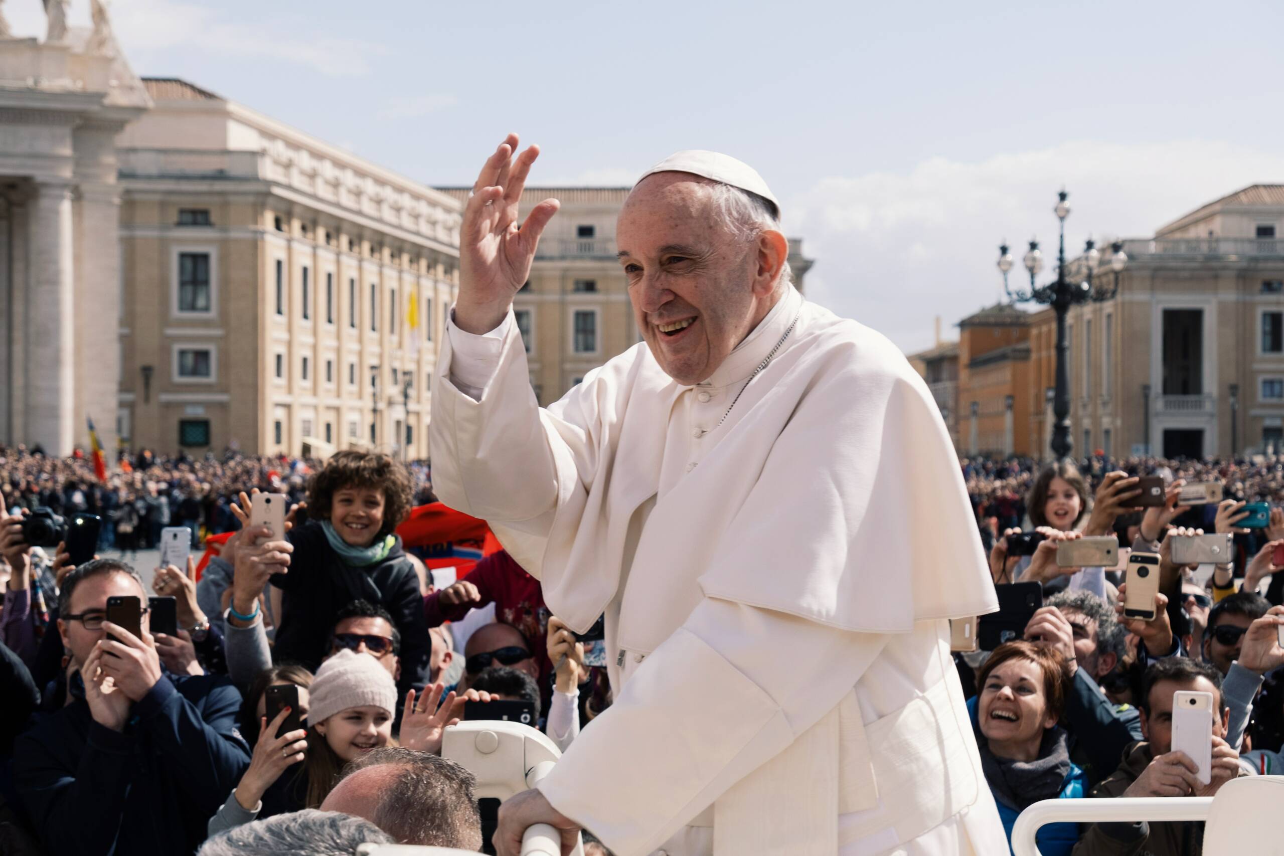 Pape François saluant la foule